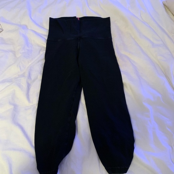 black ruched capri leggings - Picture 3 of 7